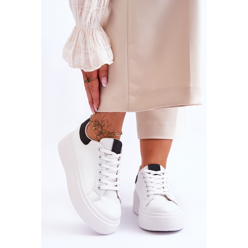 Sapatos esportivos em uma plataforma maciça branca e preta Boneti branco 1