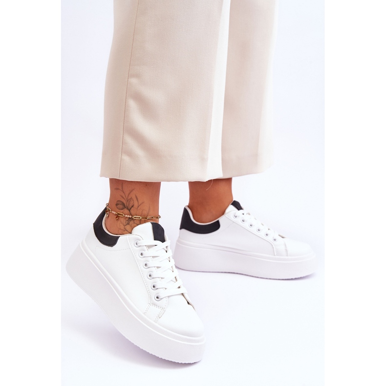 Sapatos esportivos em uma plataforma maciça branca e preta Boneti branco 2