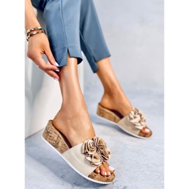 BM Sandália de cunha com flores da Peluso Beige bege 1 BM Sandália de cunha com flores da Peluso Beige bege 1