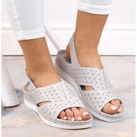 Sandálias femininas confortáveis ​​em couro com elástico e velcro bege eVento 5850 4