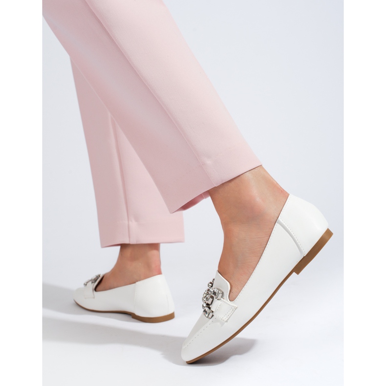 Mocassins brancos de mulher com decoração Shelovet 1