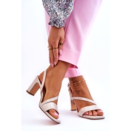 Evento Sandálias femininas de couro envernizado com salto alto, bege 2