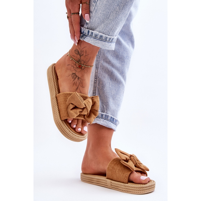 FK1 Chinelos femininos de camurça Camel Fency com laço marrom 1