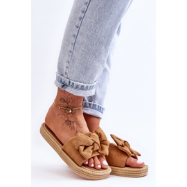 FK1 Chinelos femininos de camurça Camel Fency com laço castanho 2