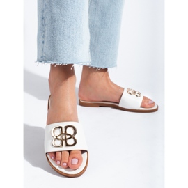 Chinelos de mulher brancos com decoração dourada Shelovet 1