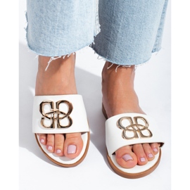 Chinelos de mulher brancos com decoração dourada Shelovet 2